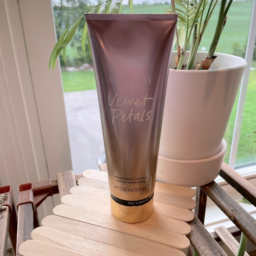 (Sold on mercari) UNUSED Victoria’s Secret “velvet petals” 8oz body lotion